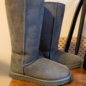 NWOT UGG classic grey